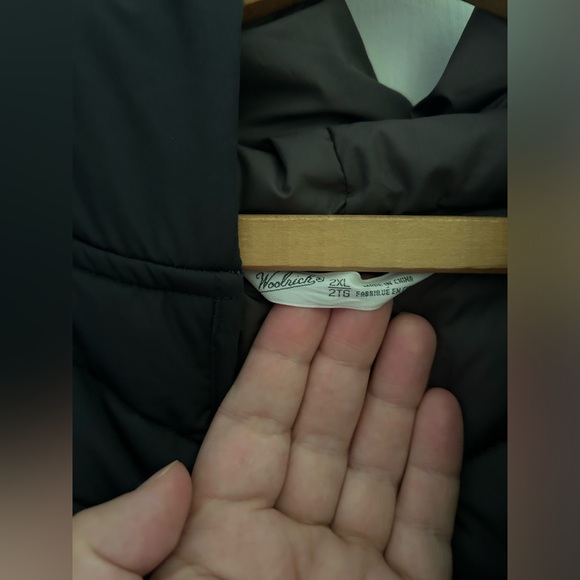 Woolrich womens size XXL hooded zip up pufferknee length coat.
All polyester. - Picture 7 of 13